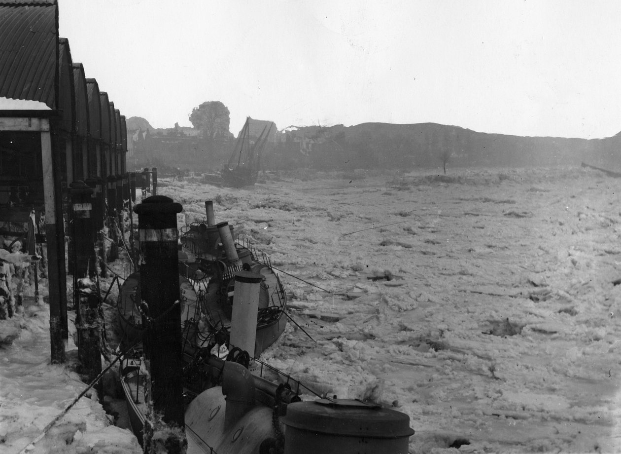 Themsen under "The Great Freeze" i 1895 av English Photographer