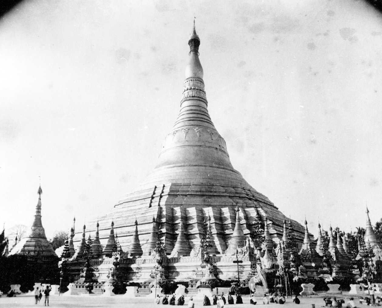 Shwedagon-pagoden i Rangoon, ca. 1886 av English Photographer
