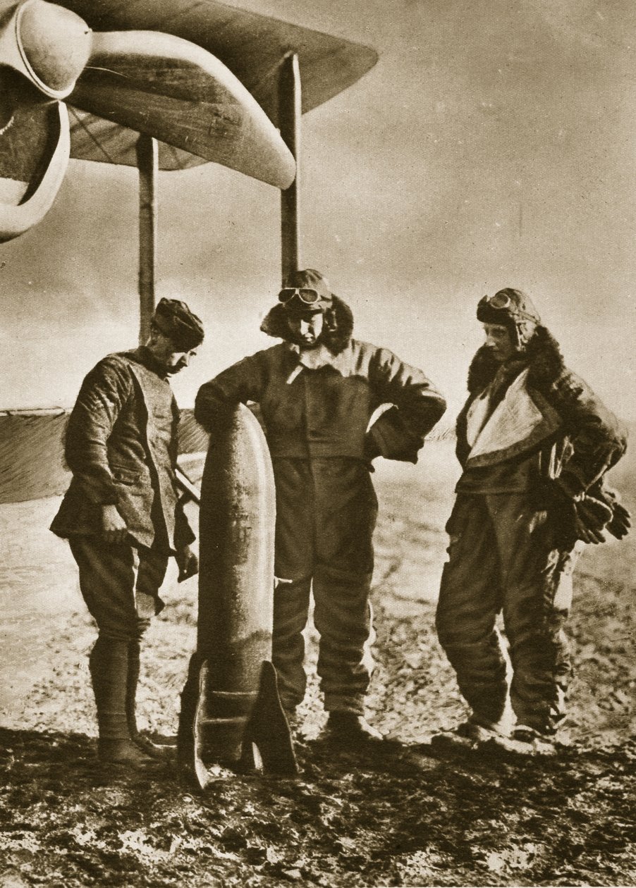 The Sowers: Britiske flyvere vurderer en bombe som vil spre døden blant fienden, 1914-19 av English Photographer