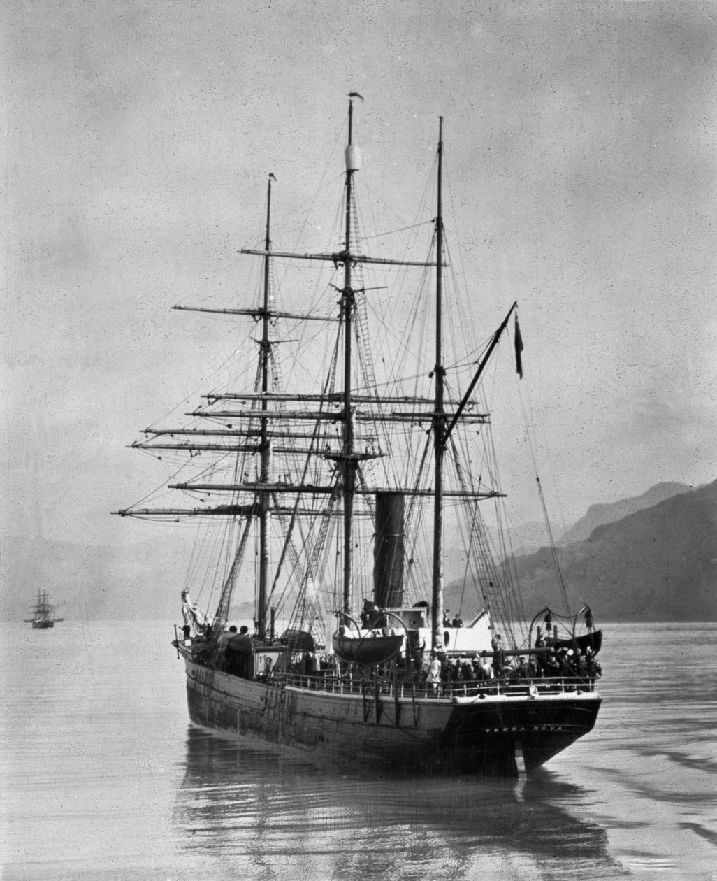 Terra Nova seilte av Scott, i antarktiske farvann, 1910 av English Photographer