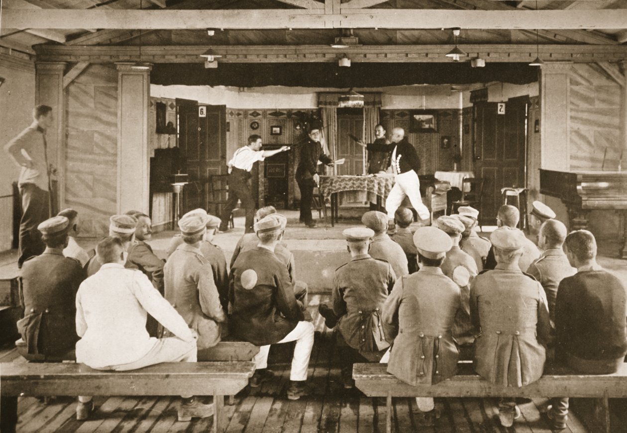 The Theatre: A General Rehearsal, Dorchester, illustrasjon fra German Prisoners in Great Britain (fotogravyr) av English Photographer