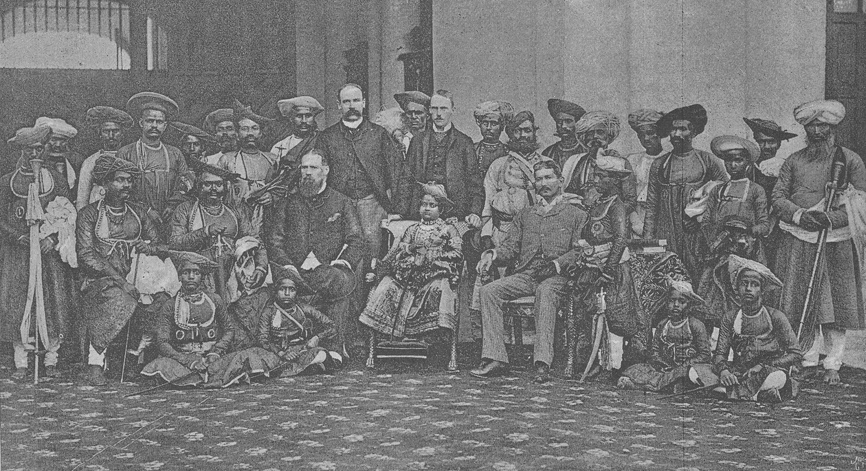 Den unge maharajaen av Gwalior med sin verge Sir Lepel Griffin og hoff, ca. 1886 av English Photographer