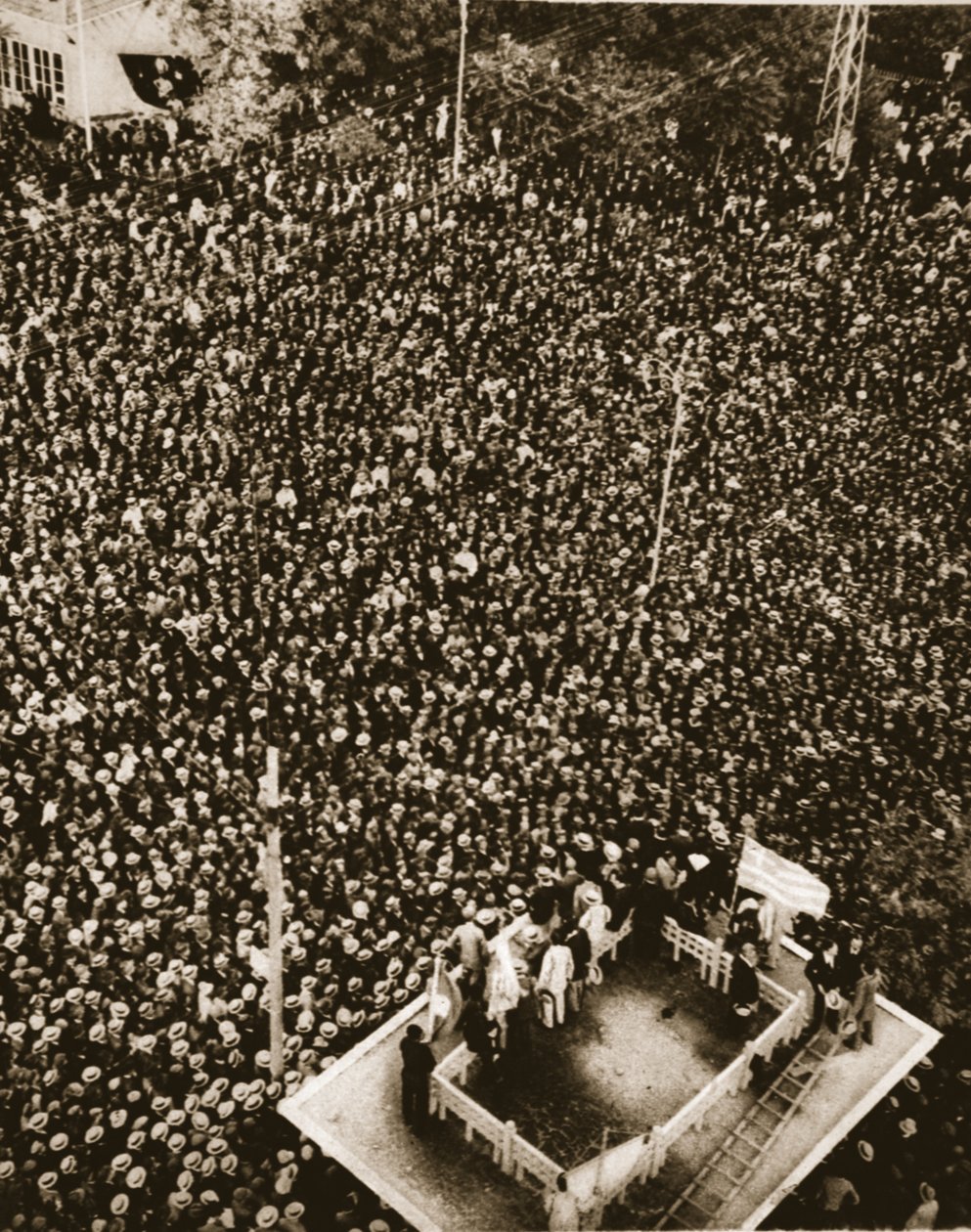 Makedonias appell mot den bulgarske invasjonen: et massemøte i Salonika, illustrasjon fra The Illustrated War News, 13. september 1916 (sepiafoto) av English Photographer