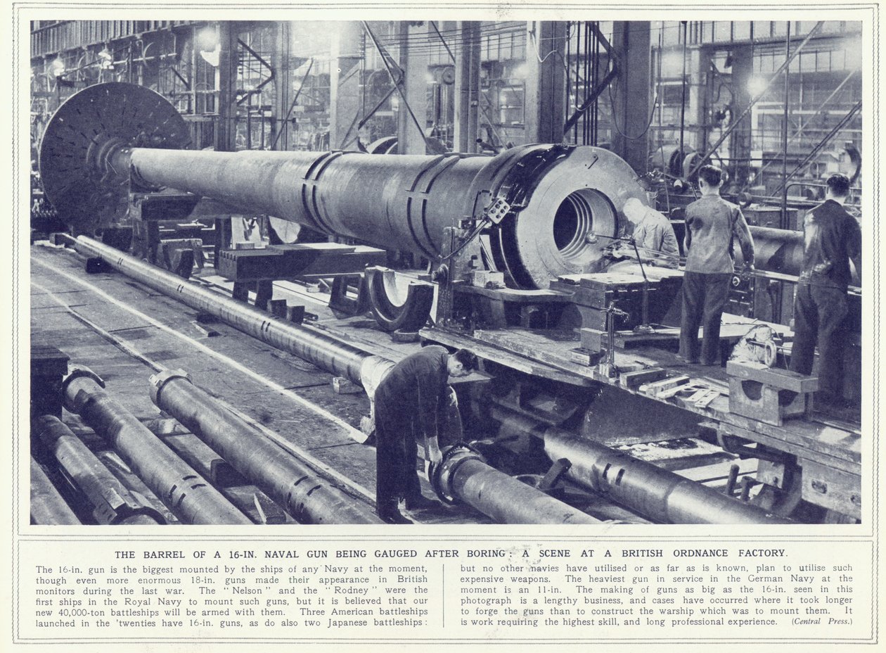 Løpet til en 16-tommers marinepistol blir målt etter kjedelig, fra The Illustrated War News, publisert 8. november 1939 av English Photographer