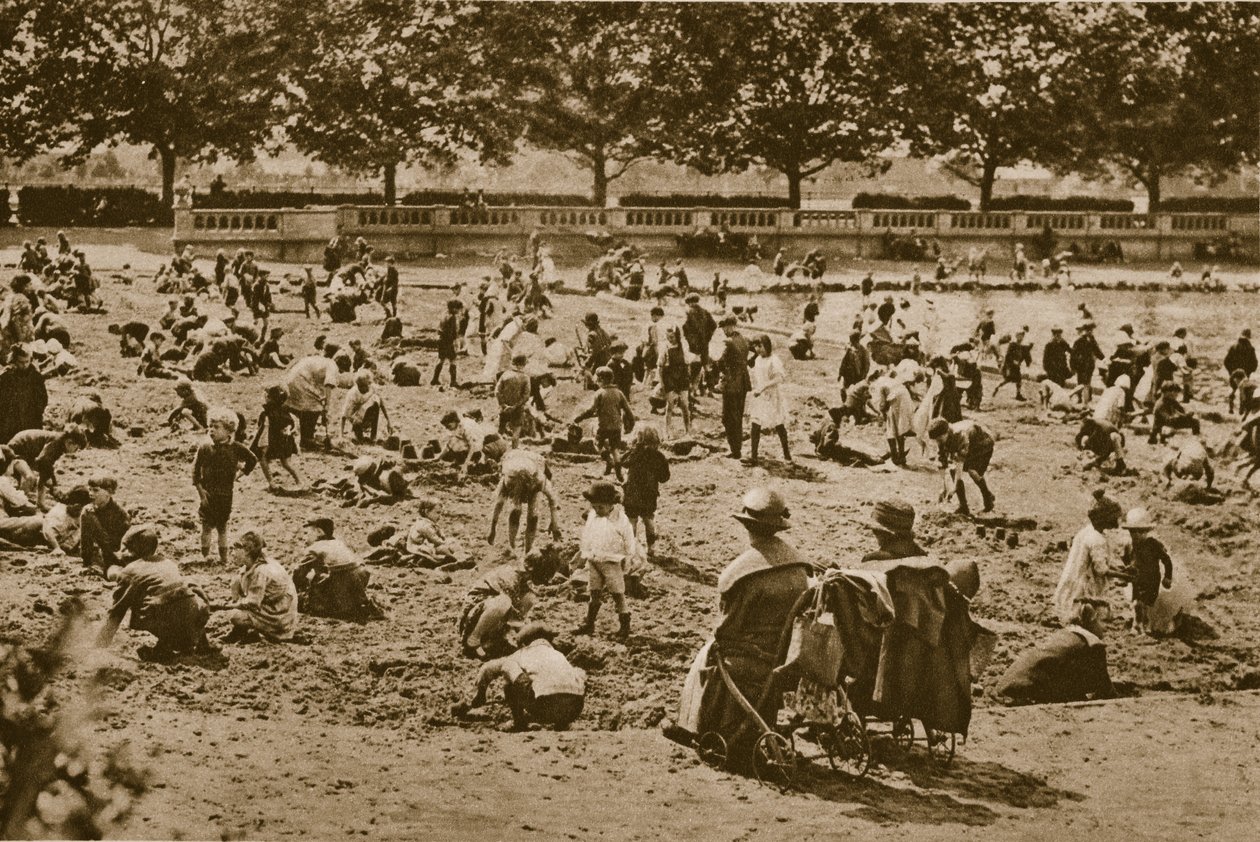 Stranden uten hav: bygge sandslott, Bishops Park (sepia-bilde) av English Photographer
