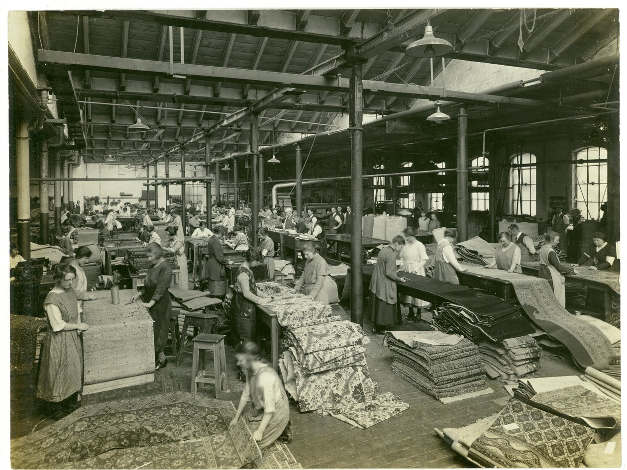 Etterbehandlingsrommet, Axminster-seksjonen, teppefabrikken, 1923 av English Photographer