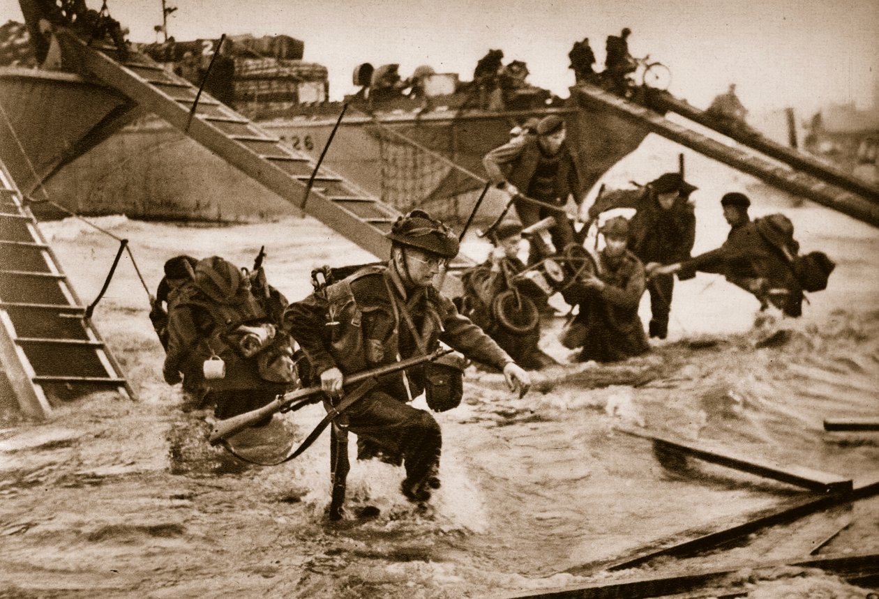 De første britiske troppene går i land fra de spesialdesignede landingsstigene. I midten bærer soldater en scooter, 6. juni 1944 av English Photographer
