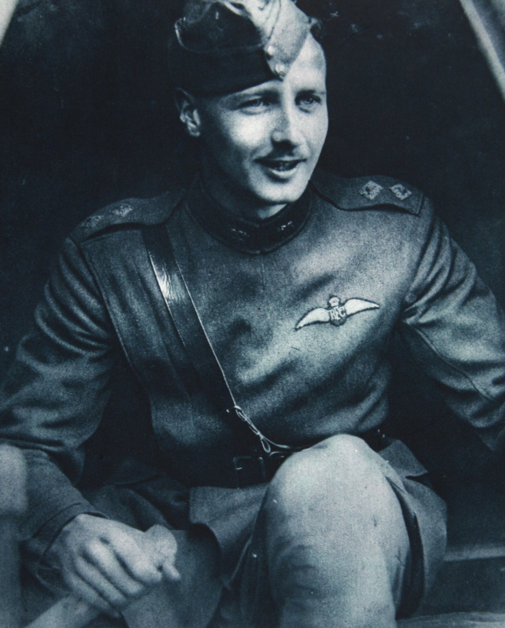 Time-helten i England: Lieut. William Leefe Robinson V.C., illustrasjon fra The Illustrated War News, 6. september 1916 av English Photographer