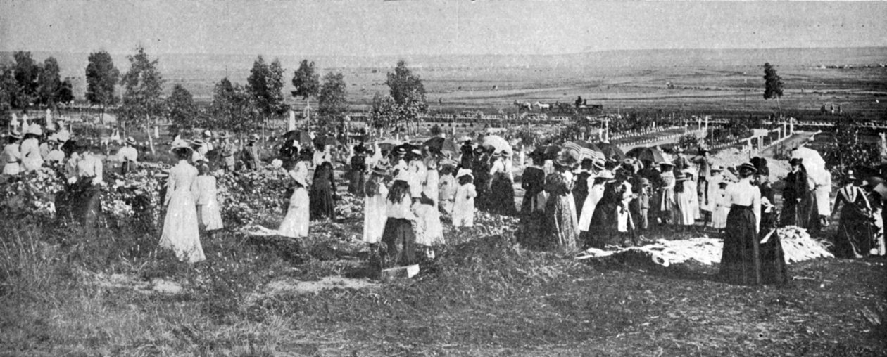Medlemmene av Bloemfontein Loyal Womens Guild dekorerer graver på Bloemfontein Cemetery, illustrasjon fra Kongen, 25. mai 1901 av English Photographer