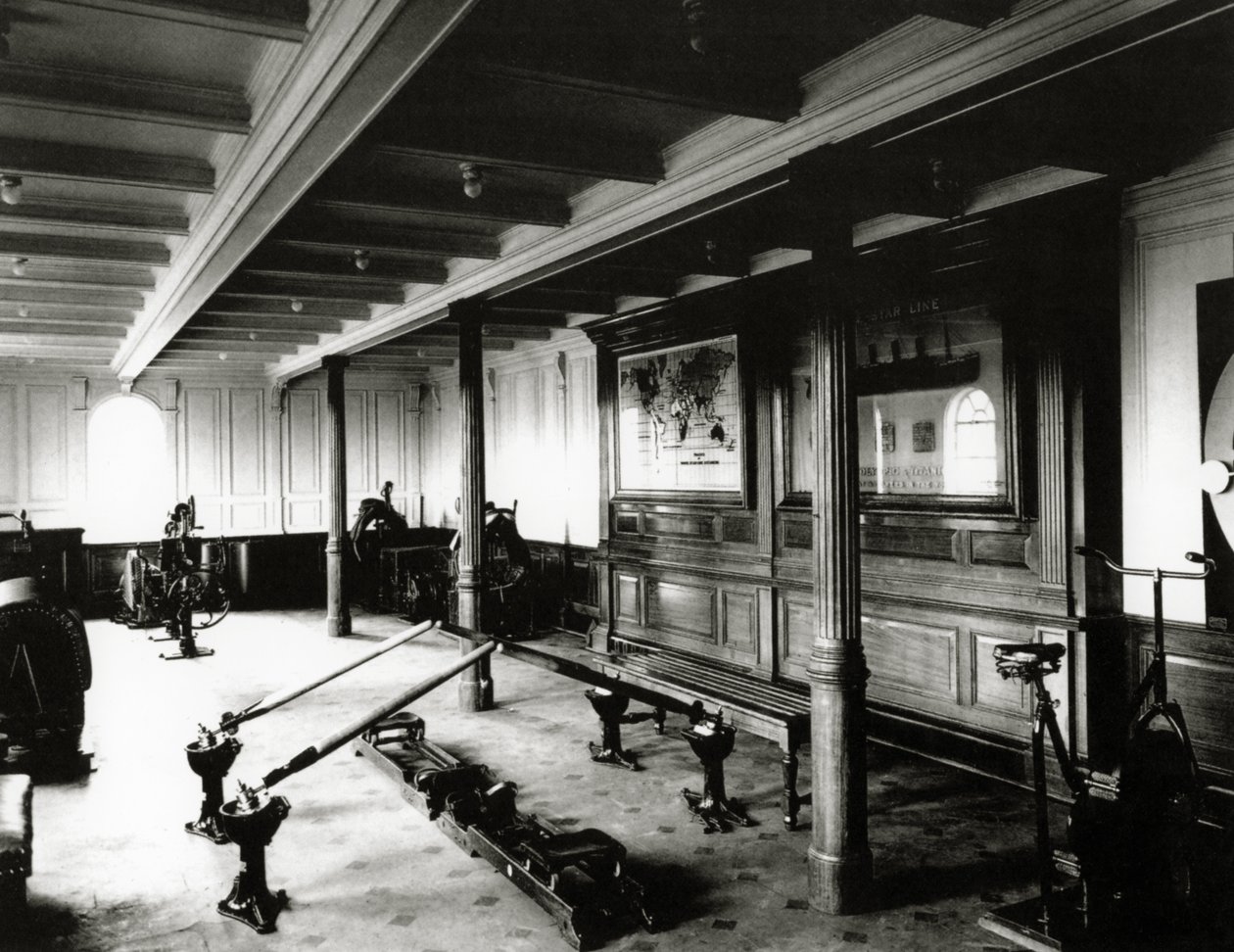 Treningsstudioet ombord på Titanic som viser romaskinene og treningssyklene, 1912 av English Photographer