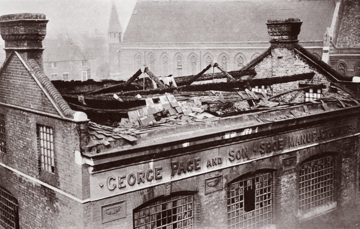 Resultatet av et bombeangrep mot London, 1915 av English Photographer