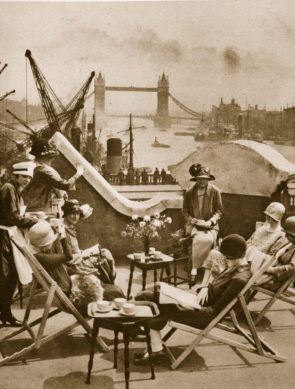 Takhagen til Langbourne Club for bykvinner, Fishmonger Hall Street, London 1925 (sepiafoto) av English Photographer