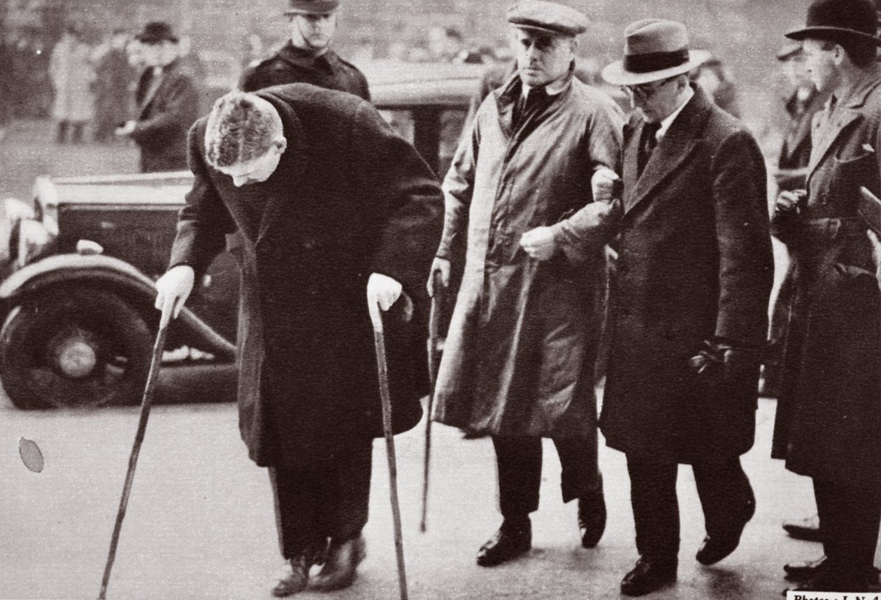De som er mindre i stand til å gå og unngå folkemengdene utenfor Westminster Hall, under liggende i delstaten George V, 1936 av English Photographer