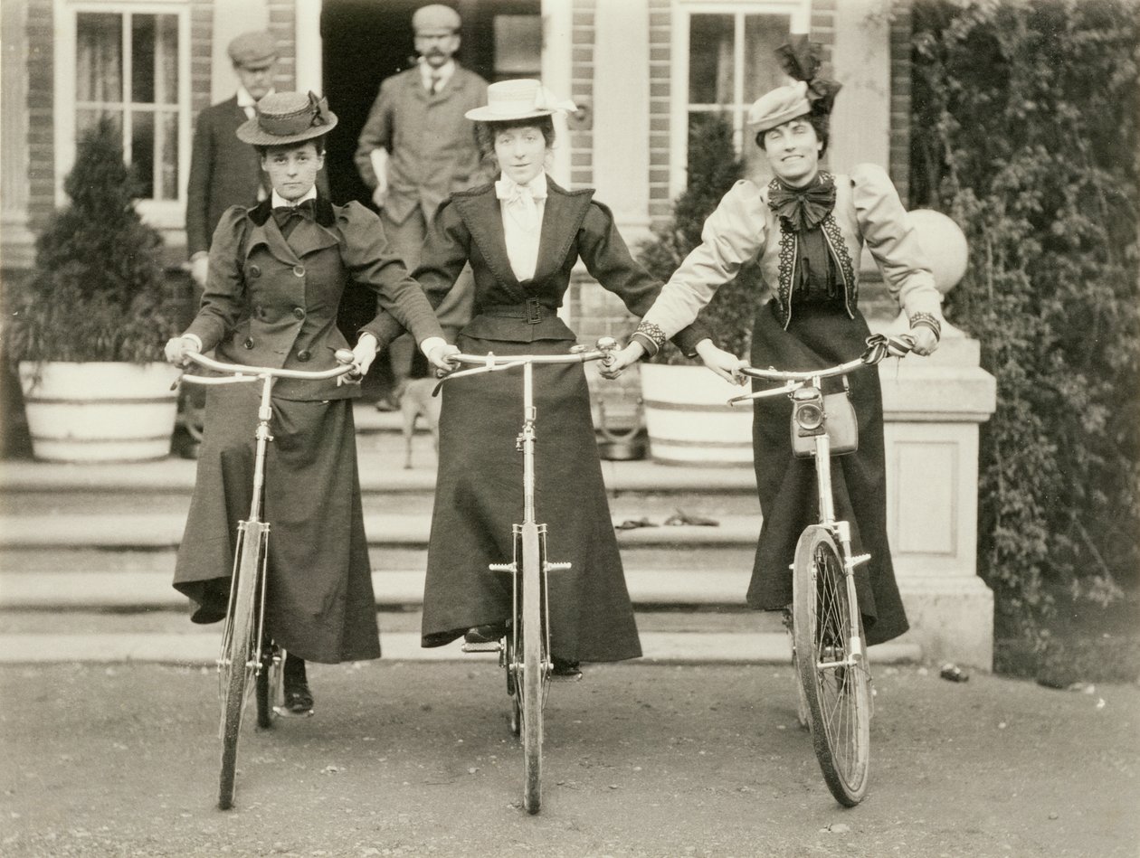 Tre kvinner på sykkel, tidlig på 1900-tallet av English Photographer