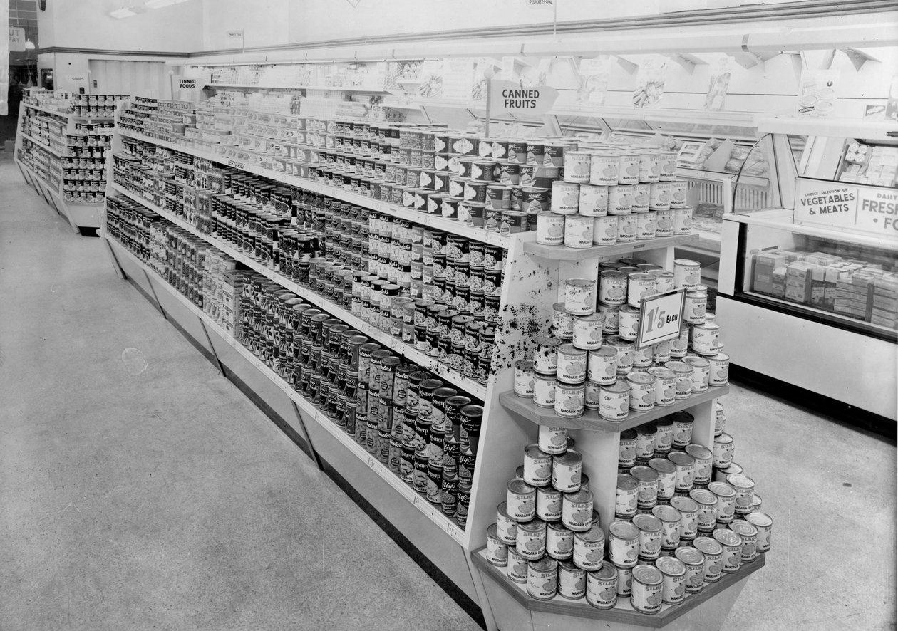 Hermetikkgang, Woolworths-butikk, 1956 av English Photographer