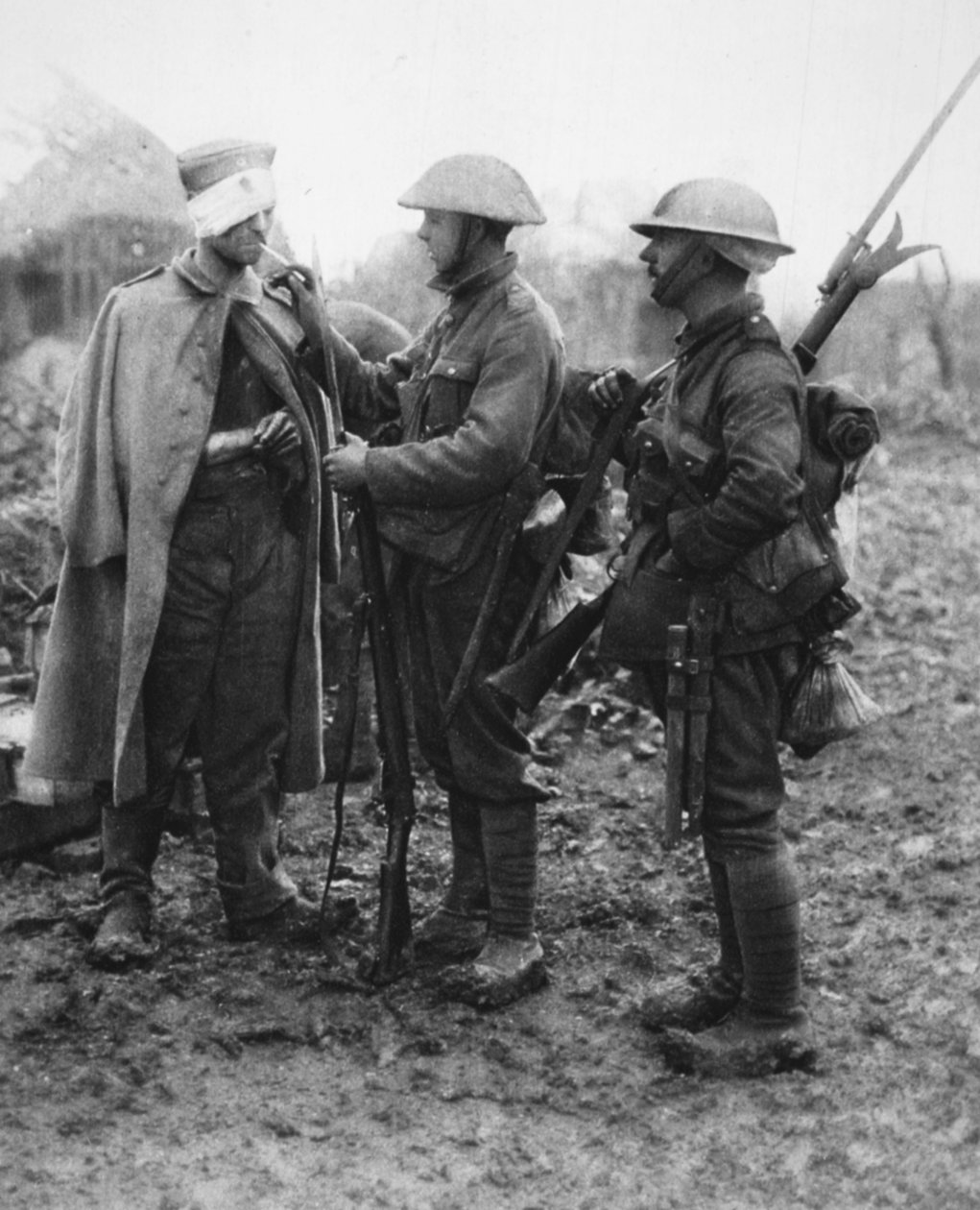 Tommy har ingen dårlig følelse: gir en såret tysk fange et lys, fra The Illustrated War News, 26. juli 1916 av English Photographer