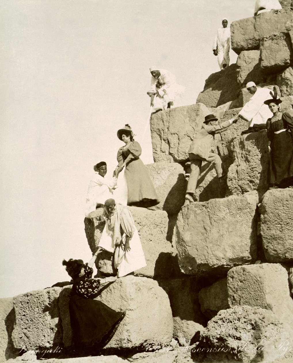 Turister som bestiger pyramidene med innfødte guider av English Photographer