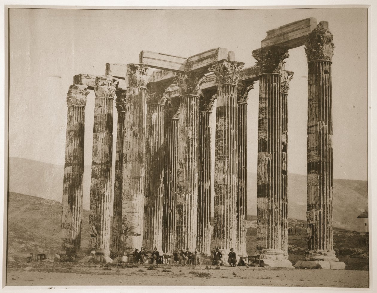 Turister som sitter blant ruiner, Hellas, 1880-tallet (sepia-bilde) av English Photographer