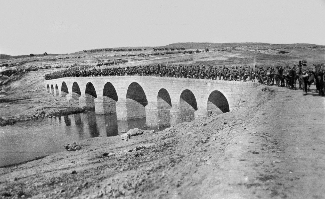 Tropper krysser en bro, 1917 av English Photographer