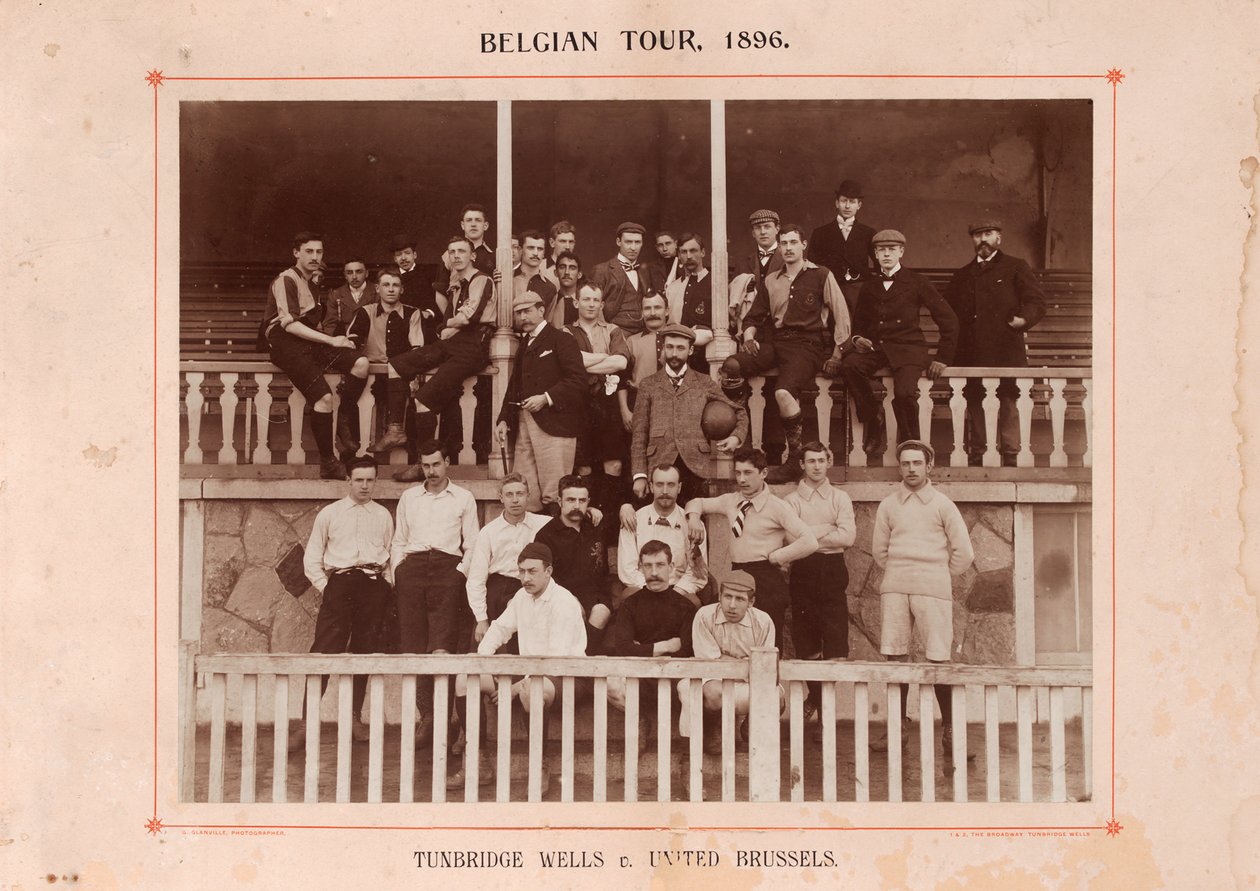 Tunbridge Wells og United Brussels, under en omvisning i Belgia, 1896 (sepia-bilde) av English Photographer