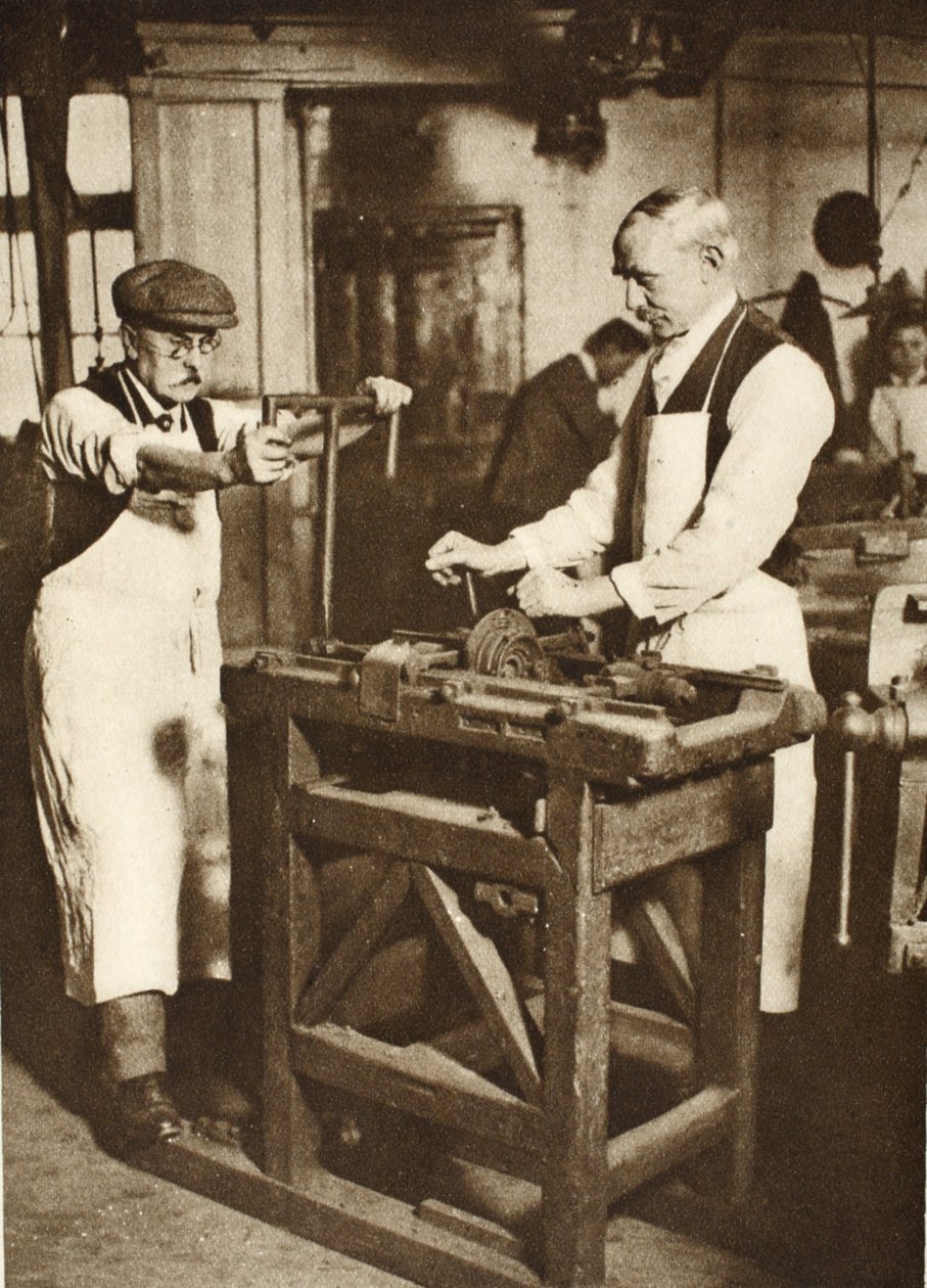 To eldre låsesmeder som kutter nøkkeltønner, fra Wonderful London, publisert 1926-27 (fotogravyr) av English Photographer