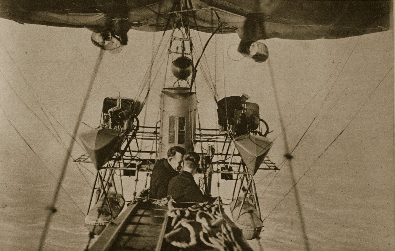 To personell (spottere) i gondolen suspendert under et marine luftskip, 1914-19 av English Photographer