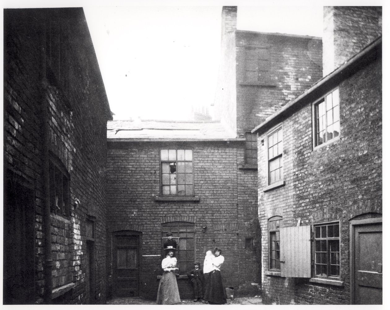 To kvinner poserer med barna sine, Eagle and Child Yard, Hunslet, Leeds, 13. mai 1896 av English Photographer