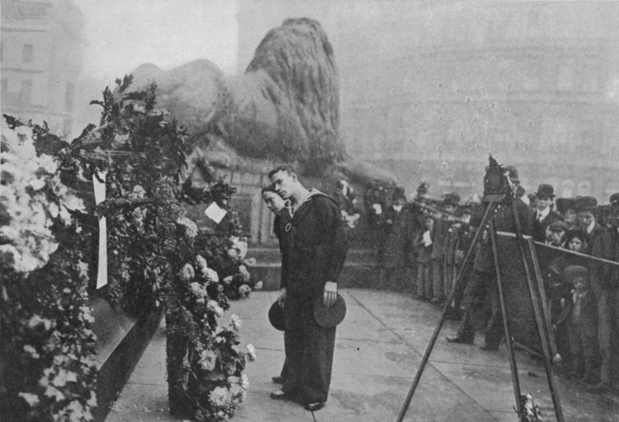 Under Nelsons Shadow: Bluejackets Inspecting Wreaths at the Foot of the Admirals Statue, publisert i The Graphic 27. oktober 1906 av English Photographer