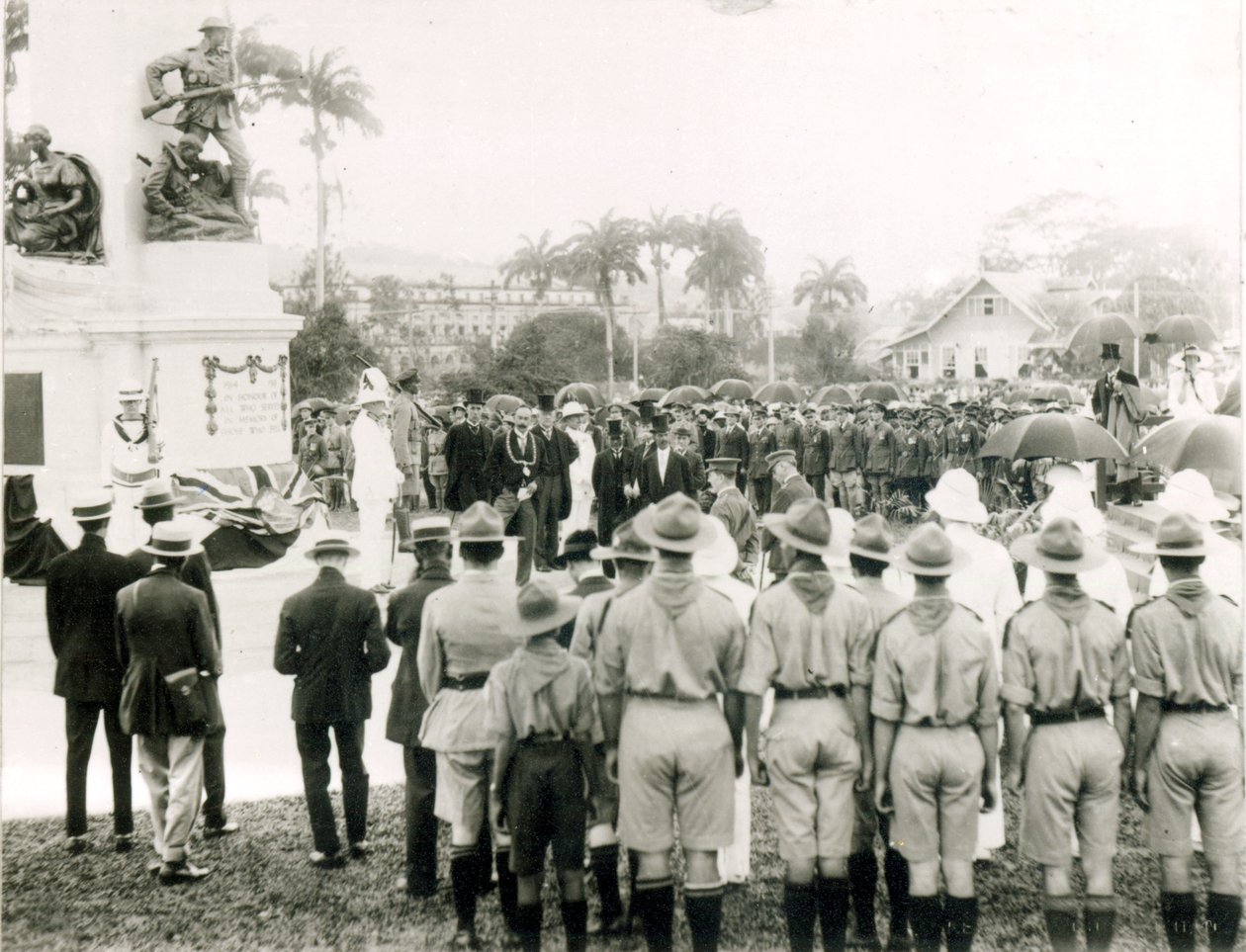 Avduking av krigsminnesmerket, Port of Spain, Trinidad, ca. 1920 av English Photographer