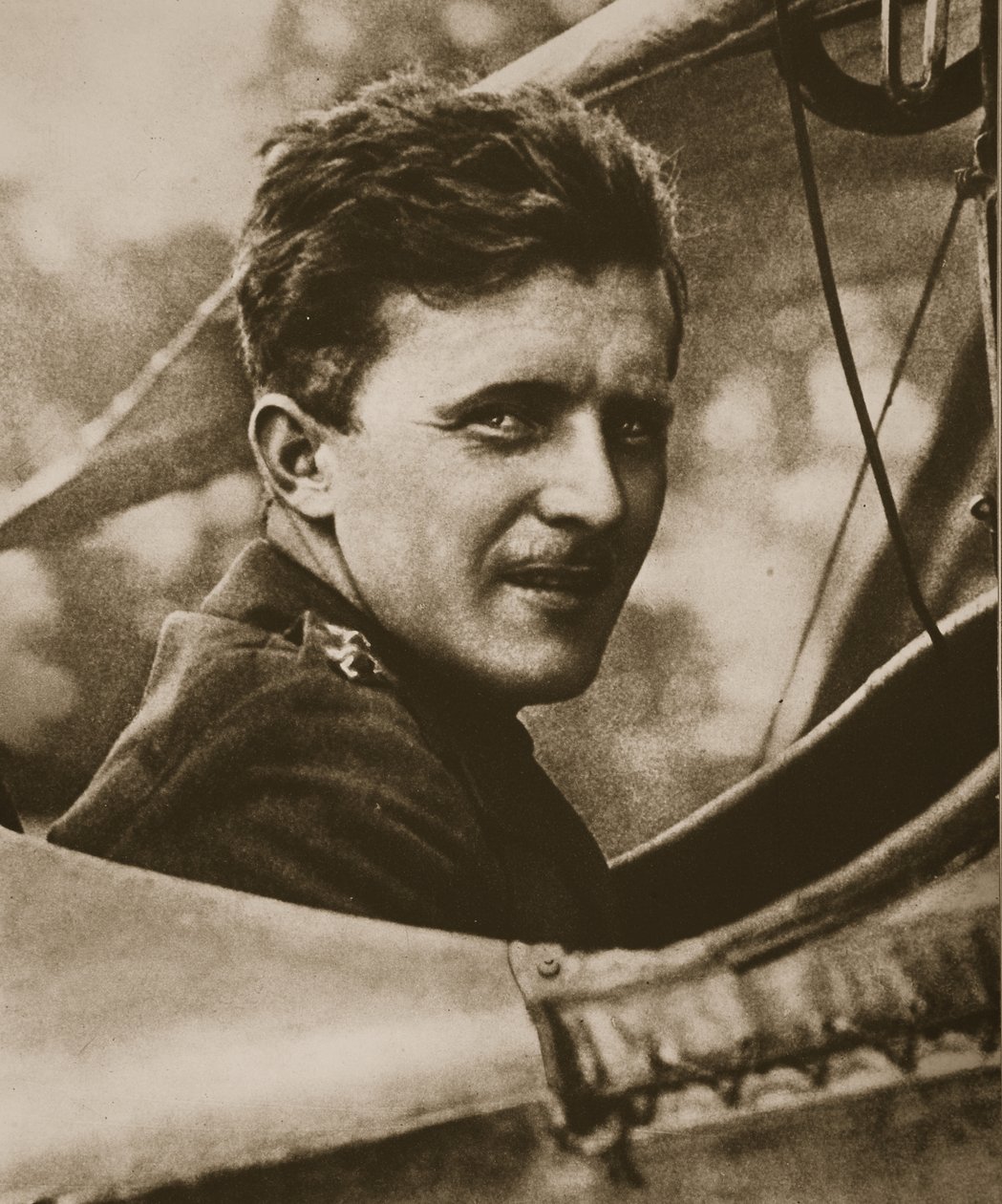 V.C. Survivor of War-Flecked Skies, 1917 (fotogravure) av English Photographer