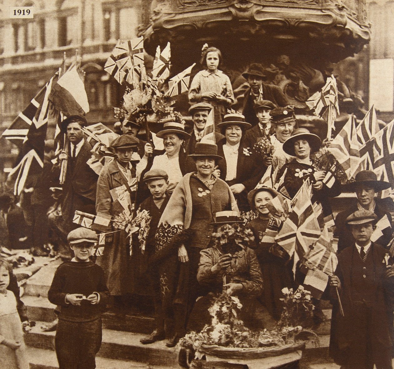 Seiersfeiring under Eros, Piccadilly, London, 1919 av English Photographer