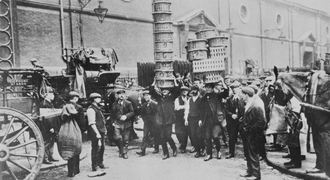 Utsikt over ekspertkurvbærere og en gruppe markedsmenn, 1900 av English Photographer