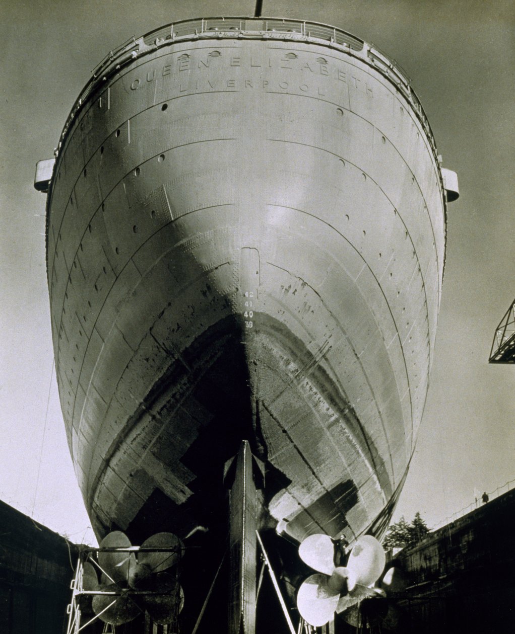 Utsikt over RMS Queen Elizabeth, 1942 av English Photographer