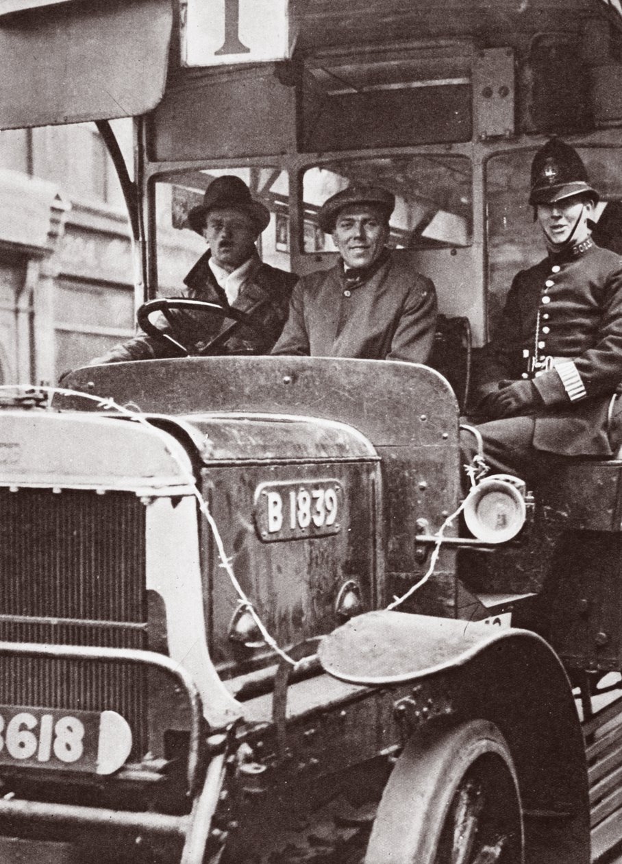 Frivillig transport og deres politibeskyttelse, mai 1926 av English Photographer