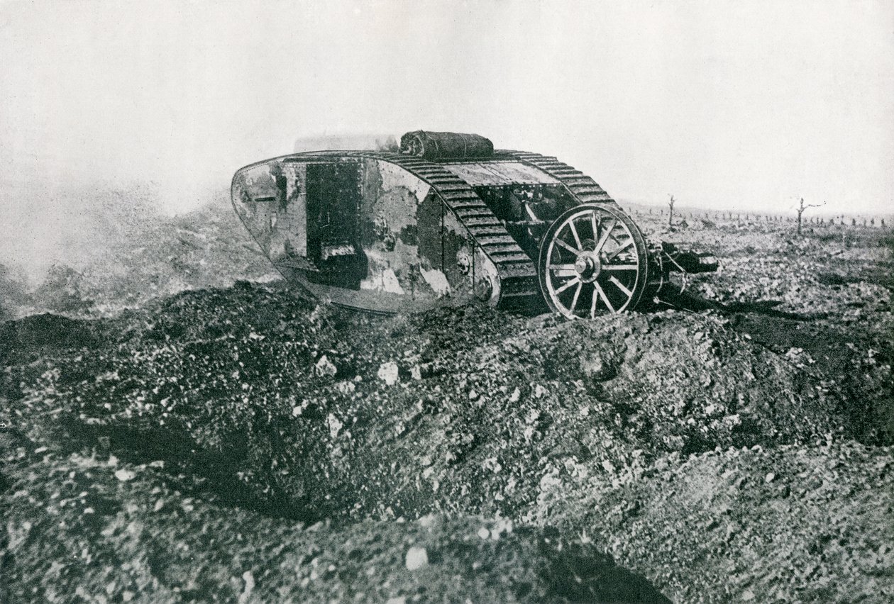 WWI British Tank i aksjon på vestfronten, 1917 av English Photographer