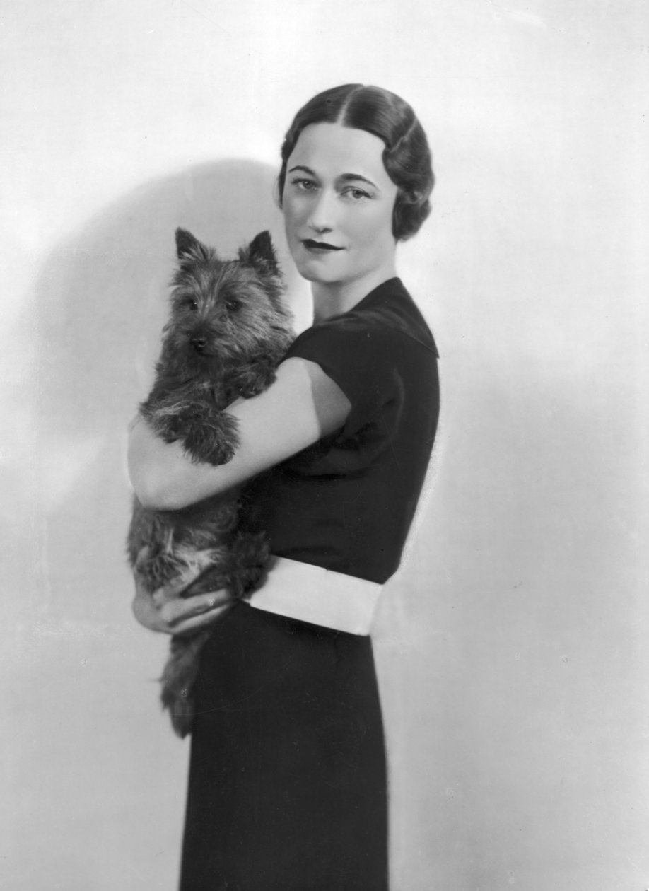 Wallis Simpson med hunden sin, 1935 av English Photographer