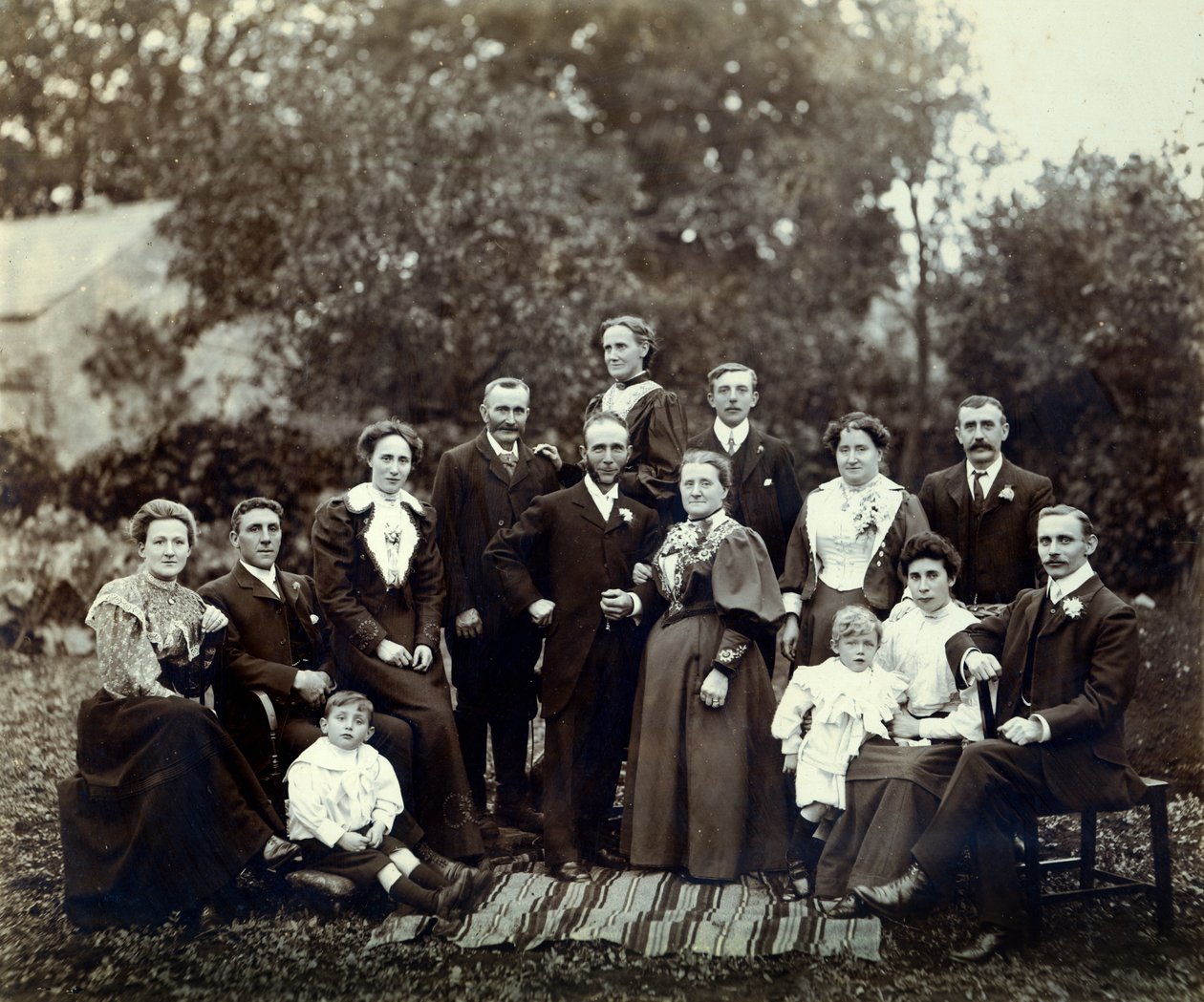 Bryllupsgruppe, Trowbridge, Wiltshire, England, ca. 1900 av English Photographer