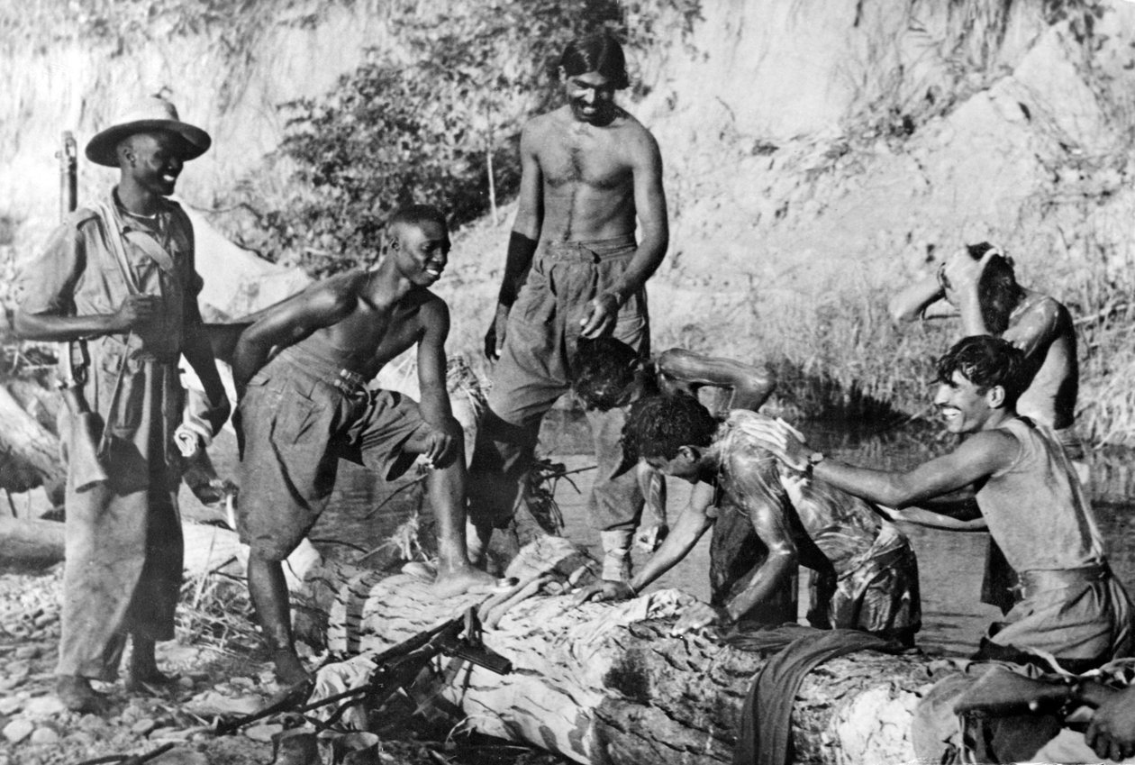 Vestafrikanske og indiske tropper som bader i en bekk, 1944-45 av English Photographer