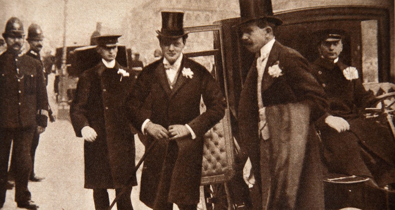 Winston Churchill ankom dørene til St Margarets, Westminster på bryllupsdagen hans, 1908 av English Photographer