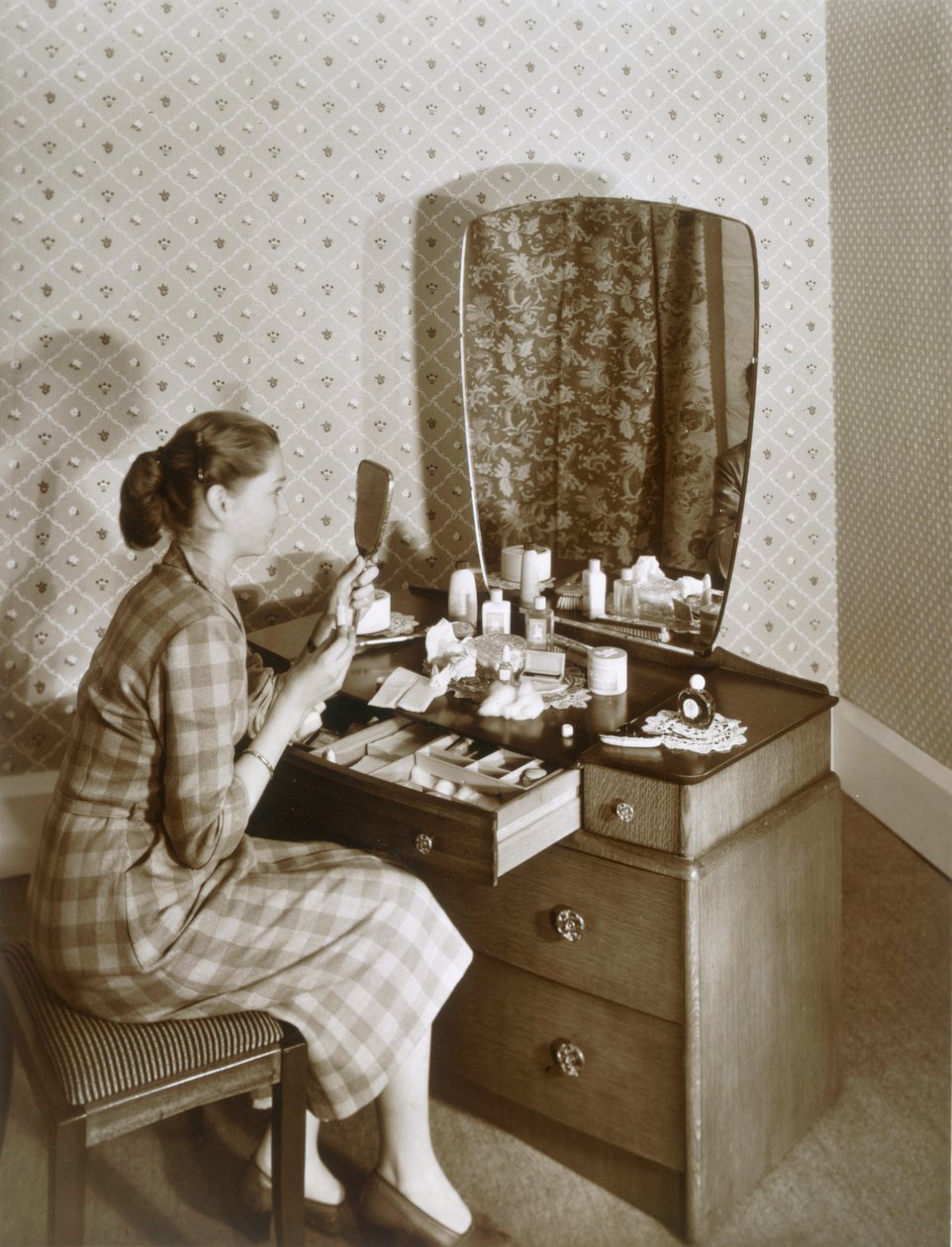 Kvinne ved toalettbordet hennes, ca. 1955 (sepia-bilde) av English Photographer