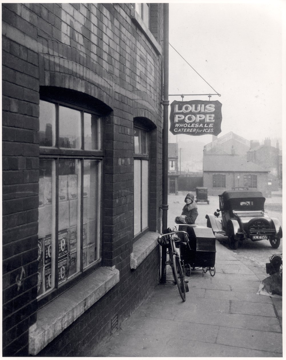 Kvinne med barnevogn utenfor Louis Popes lokaler, Lady Lane, Leeds, 1931 av English Photographer