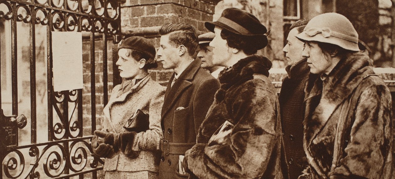 Kvinner som engstelig leser bulletiner om kong Georges siste sykdom, 1935 av English Photographer