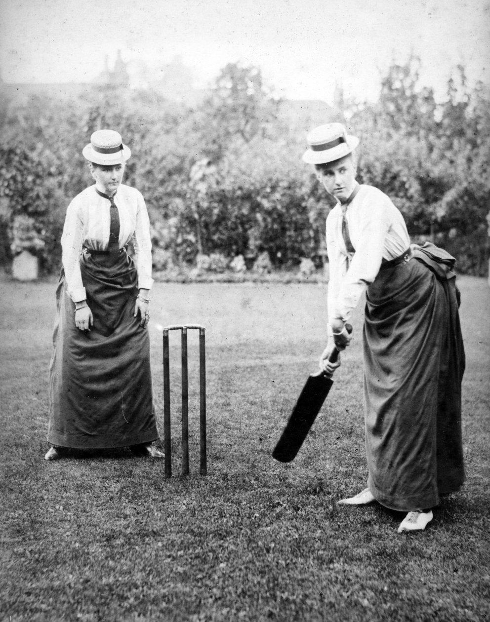 Kvinner som spiller cricket, ca. 1890 av English Photographer