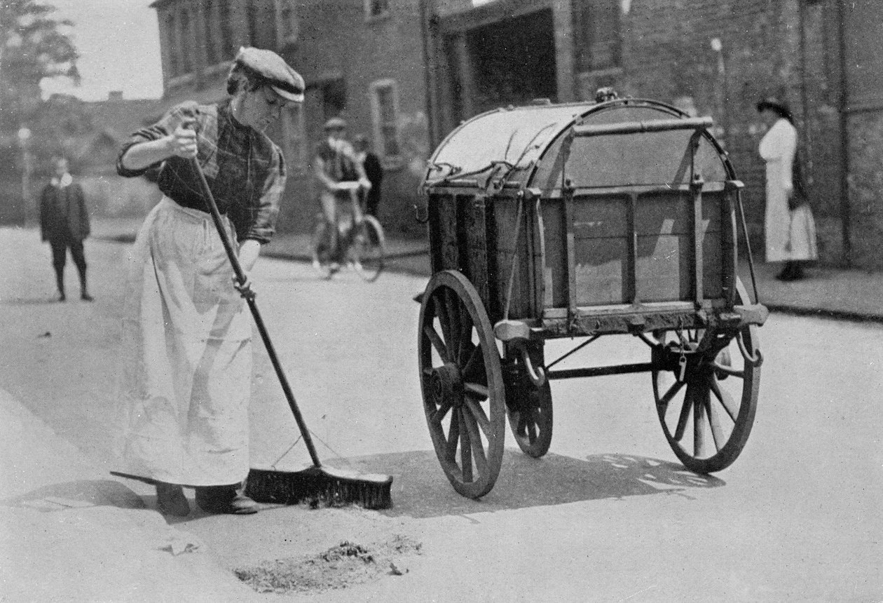 Women Roadsweepers, War Office-fotografier, 1916 av English Photographer