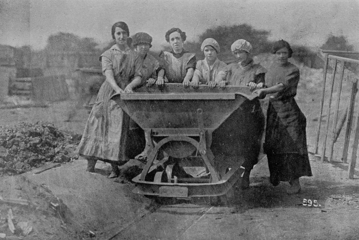 Kvinner som transporterer avfall. Krigskontorfotografering, 1916 av English Photographer