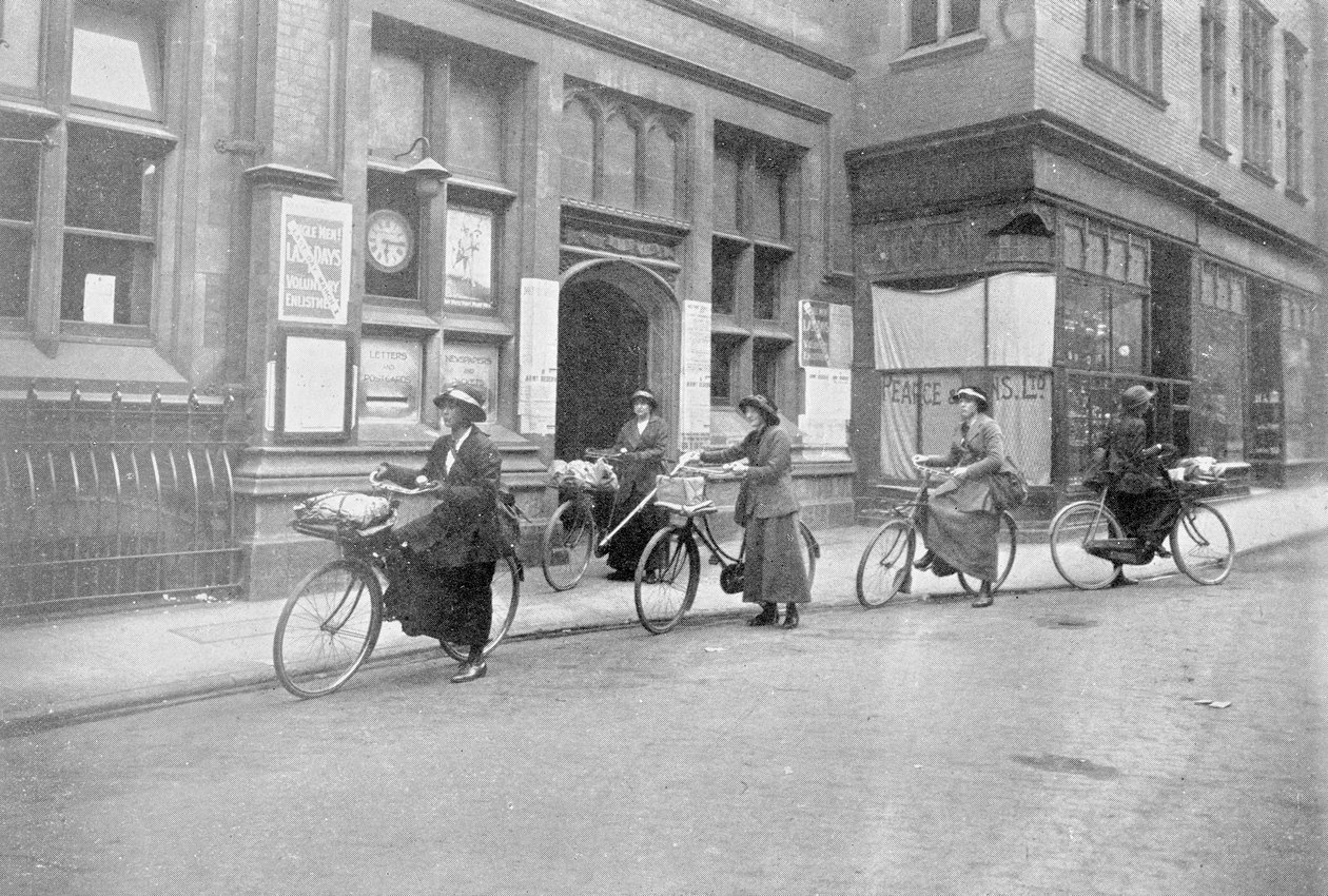Kvinner som opptrer som postmenn, fotografier fra krigskontoret, 1916 av English Photographer