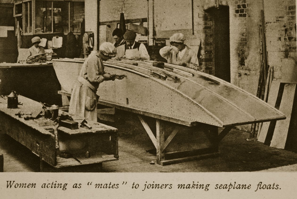 Kvinner som fungerte som kamerater for snekkere som lager sjøflyflytere, 1914-19 av English Photographer