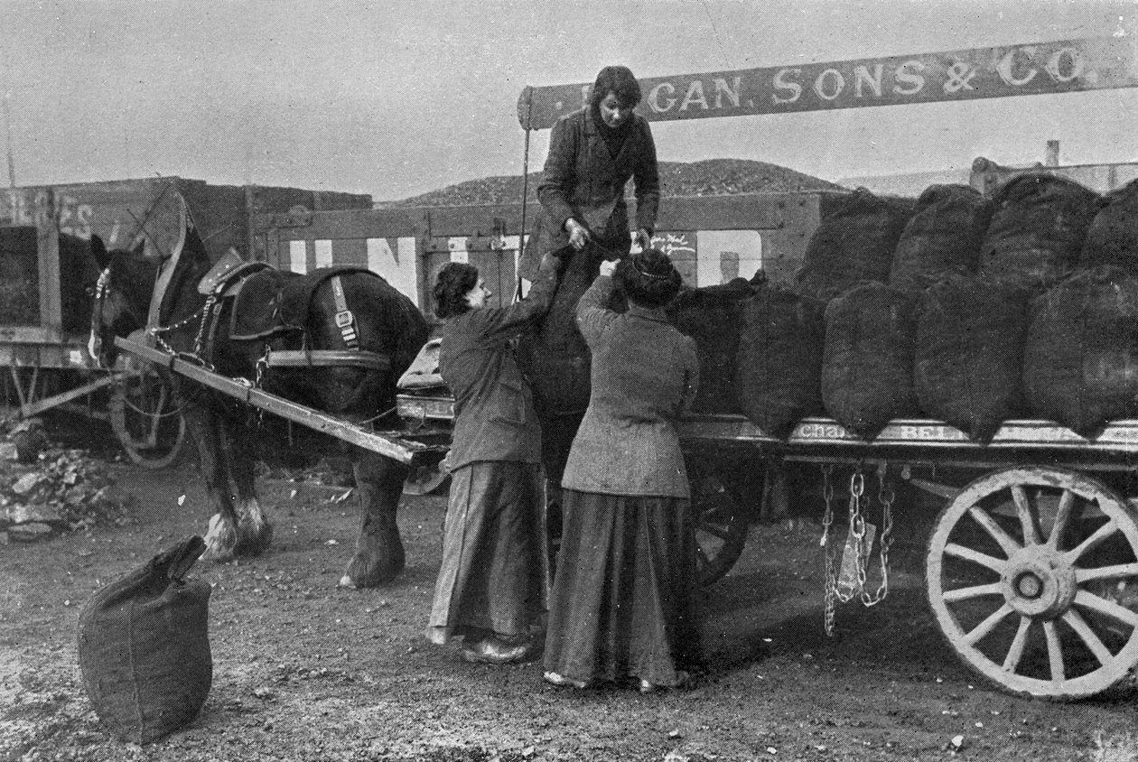 Kvinner som kullarbeidere, fotografier fra krigskontoret, 1916 av English Photographer