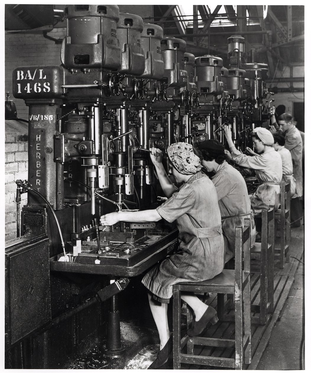 Kvinner på jobb, borer og rømmer flyvingebeslag for Blackburn Aircraft, Olympia Works, Leeds, ca. 1939-45 av English Photographer