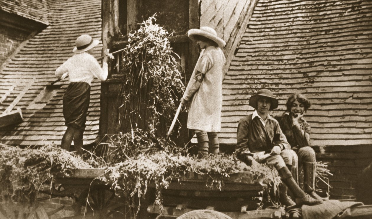 Kvinner på landet: noen interessante scener i Evesham, fra The Illustrated War News, 21. juni 1916 (sepia-bilde) av English Photographer
